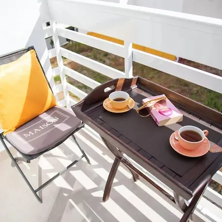 New Fantastic Location 2 Bed, 2 Bath 150m From The Beach, Central Apartment