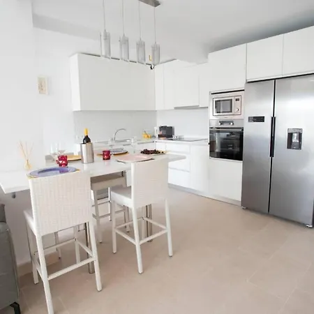 New Fantastic Location 2 Bed, 2 Bath 150m From The Beach, Central