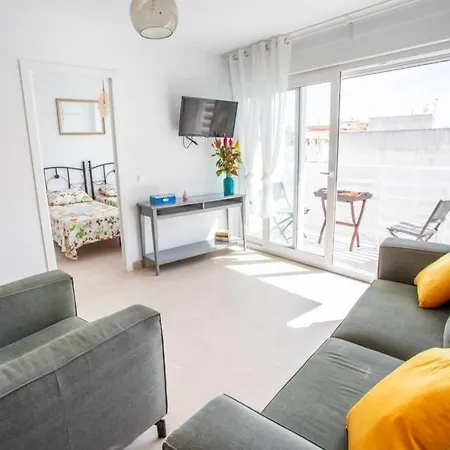 New Fantastic Location 2 Bed, 2 Bath 150m From The Beach, Central Apartment