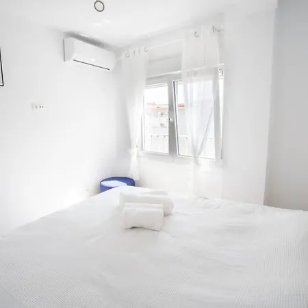 New Fantastic Location 2 Bed, 2 Bath 150m From The Beach, Central Apartment