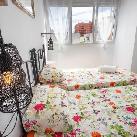 New Fantastic Location 2 Bed, 2 Bath 150m From The Beach, Central Apartment *