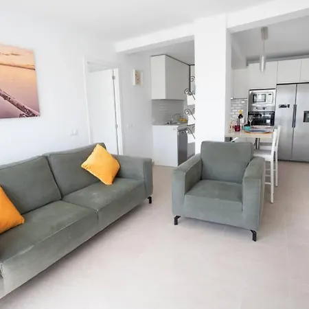 New Fantastic Location 2 Bed, 2 Bath 150m From The Beach, Central Apartment *