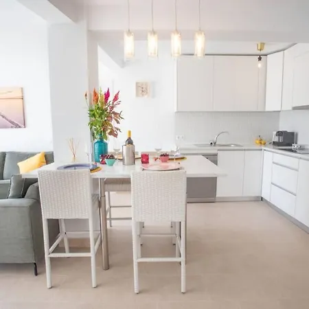 Apartment New Fantastic Location 2 Bed, 2 Bath 150m From The Beach, Central *