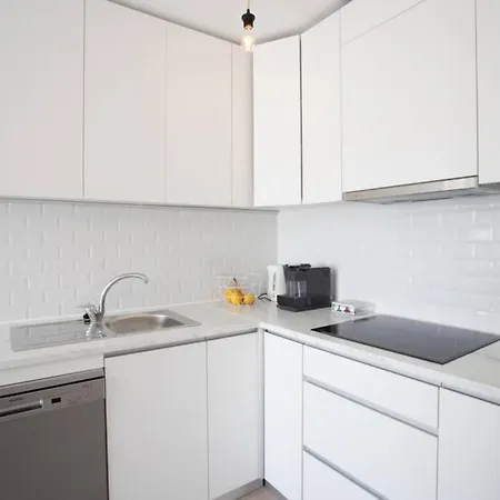 New Fantastic Location 2 Bed, 2 Bath 150m From The Beach, Central Estepona