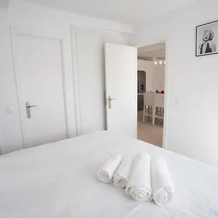 New Fantastic Location 2 Bed, 2 Bath 150m From The Beach, Central Apartment *
